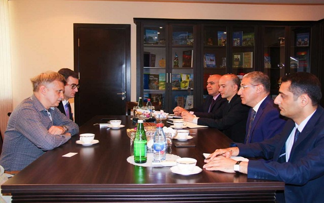 muxtar-babayev-belaruslu-rejissorla-gorusdu